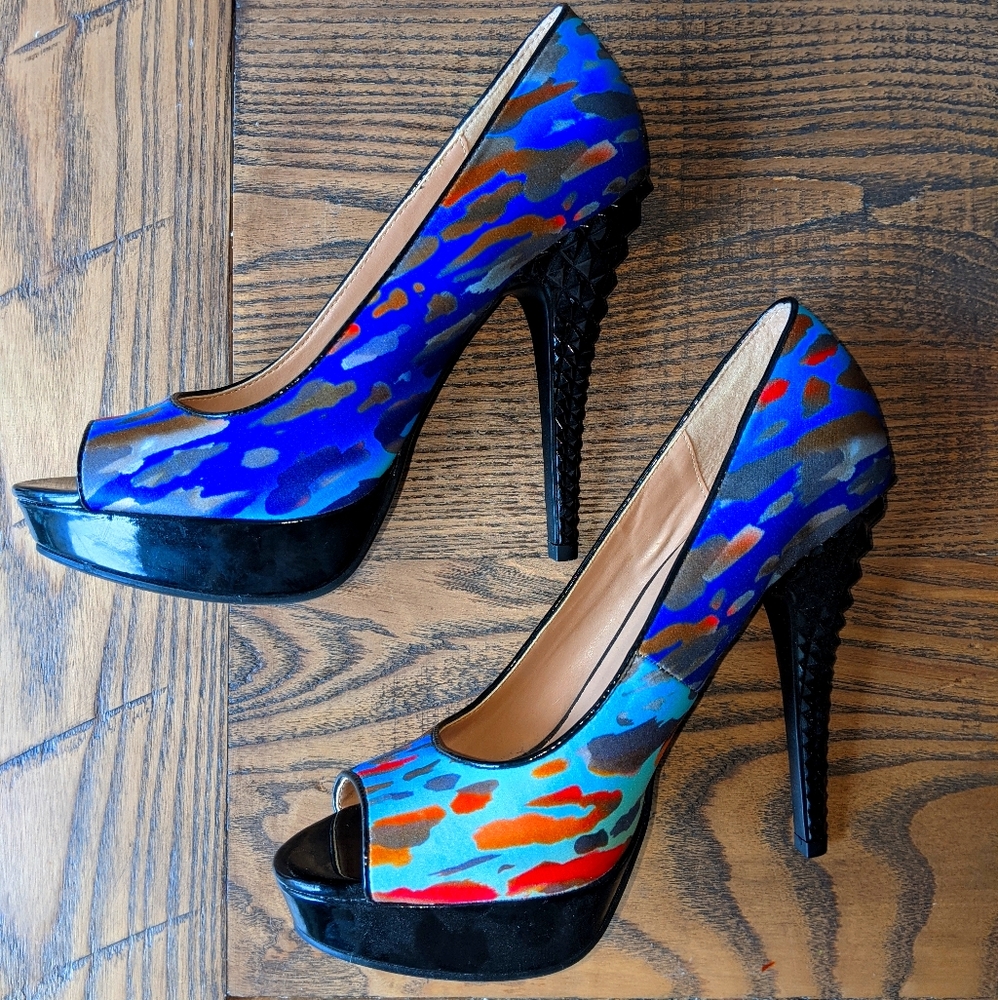 Peep toe pumps